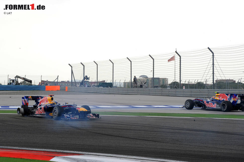 Foto zur News: &quot;Istanbul 2010&quot; - Zum Beispiel drei Jahre später in der Türkei. Die beiden - mittlerweile Teamkollegen bei Red Bull - kollidieren, als Vettel Webber im Kampf um die Führung überholen will. Der Sieg ist futsch. Vettel zeigt Webber anschließend den Vogel, der Australier fühlt sich vom Team, das ihm die Schuld gibt, unfair behandelt.