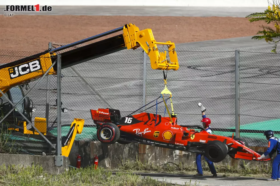 Die Szene erinnert an Istanbul 2010, und auch dieses Mal ist die Schuldfrage nicht eindeutig. Für viele Beobachter trägt Vettel jedoch die Hauptverantwortung. Eine Strafe gibt es zwar nicht, doch wie tief der Schmerz sitzt, merkt man daran, dass Vettel nach dem Crash noch lange wortlos und in Gedanken versunken an der Unfallstelle bleibt. Foto zur News: Die Szene erinnert an Istanbul 2010, und auch dieses Mal ist die Schuldfrage nicht eindeutig. Für viele Beobachter trägt Vettel jedoch die Hauptverantwortung. Eine Strafe gibt es zwar nicht, doch wie tief der Schmerz sitzt, merkt man daran, dass Vettel nach dem Crash noch lange wortlos und in Gedanken versunken an der Unfallstelle bleibt.
