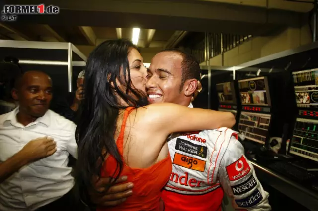 Foto zur News: Lewis Hamilton (McLaren und Mercedes): Der Brite ist der jüngste Pilot in dieser elitären Reihe. Mit McLaren gewinnt er 2008 zwar seinen ersten Titel, doch seine größten Erfolge feiert er erst nach seinem Wechsel zu Mercedes 2013. Zwischen 2014 und 2017 gewinnt er im Silberpfeil drei Titel in vier Jahren.