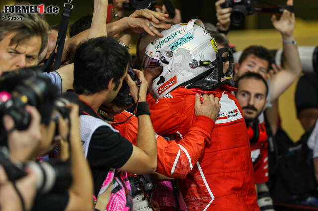 Foto zur News: Sebastian Vettel hat einen Traum: Nach vier WM-Titeln mit Red Bull möchte der Heppenheimer jetzt auch endlich mit Ferrari Weltmeister werden. Leicht wird das allerdings nicht, denn in der Geschichte der Formel 1 haben es bisher erst zehn Piloten geschafft, mit mehr als einem Team den Titel zu holen ...