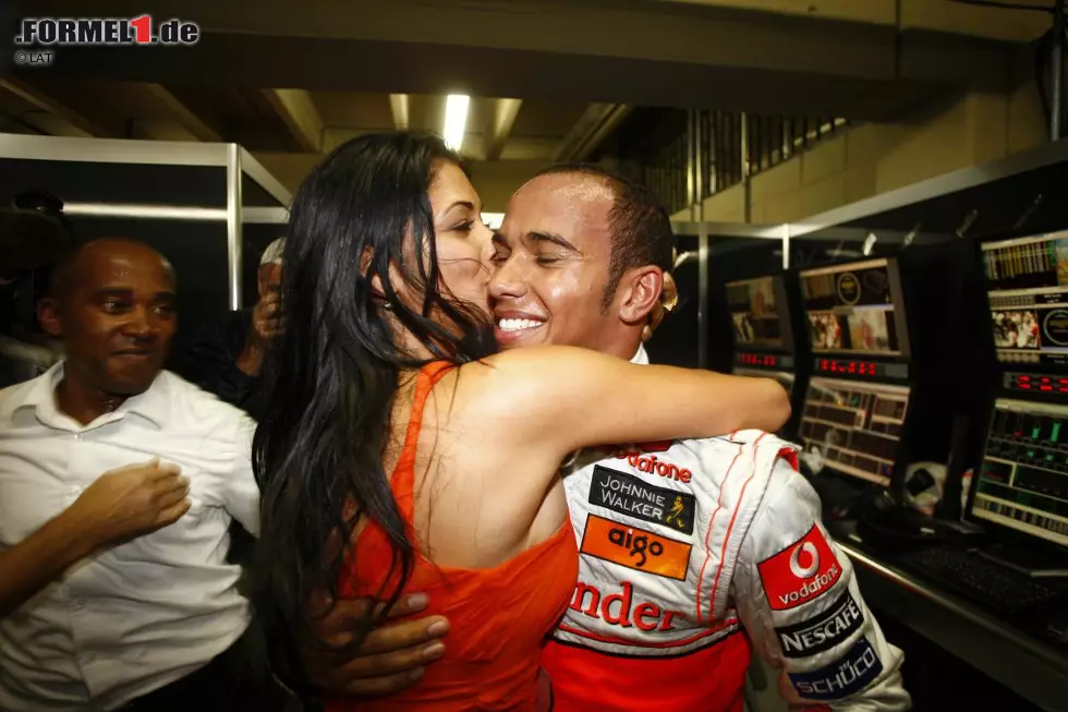 Lewis Hamilton (McLaren und Mercedes): Der Brite ist der jüngste Pilot in dieser elitären Reihe. Mit McLaren gewinnt er 2008 zwar seinen ersten Titel, doch seine größten Erfolge feiert er erst nach seinem Wechsel zu Mercedes 2013. Zwischen 2014 und 2020 gewinnt er im Silberpfeil sechs Titel in sieben Jahren. Foto zur News: Lewis Hamilton (McLaren und Mercedes): Der Brite ist der jüngste Pilot in dieser elitären Reihe. Mit McLaren gewinnt er 2008 zwar seinen ersten Titel, doch seine größten Erfolge feiert er erst nach seinem Wechsel zu Mercedes 2013. Zwischen 2014 und 2020 gewinnt er im Silberpfeil sechs Titel in sieben Jahren.