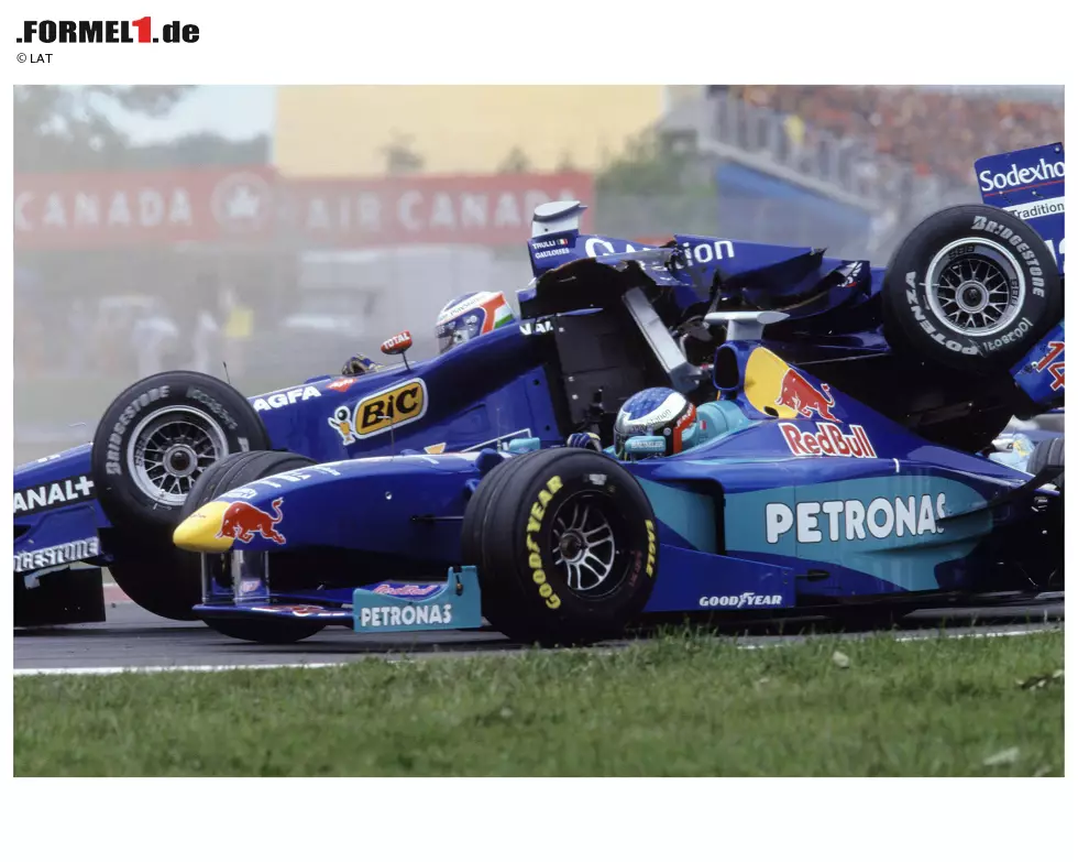 ... denn diesmal fuhr Panis auf Alesi auf und kam auf dem Sauber zum Stillstand. Das Rennen war für die beiden dann endgültig vorbei, Wurz durfte sich hingegen über drei WM-Punkte freuen. Und Michael Schumacher über seinen zweiten Saisonsieg. Foto zur News: ... denn diesmal fuhr Panis auf Alesi auf und kam auf dem Sauber zum Stillstand. Das Rennen war für die beiden dann endgültig vorbei, Wurz durfte sich hingegen über drei WM-Punkte freuen. Und Michael Schumacher über seinen zweiten Saisonsieg.