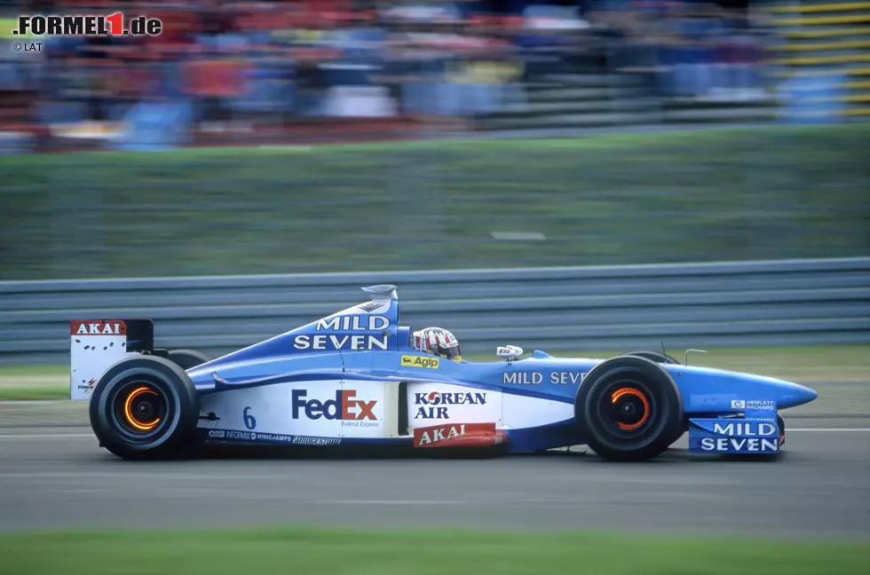 ... nachdem er vom elften Startplatz aus den siebten WM-Lauf 1998 im Benetton B198 in Angriff nahm. Foto zur News: ... nachdem er vom elften Startplatz aus den siebten WM-Lauf 1998 im Benetton B198 in Angriff nahm.