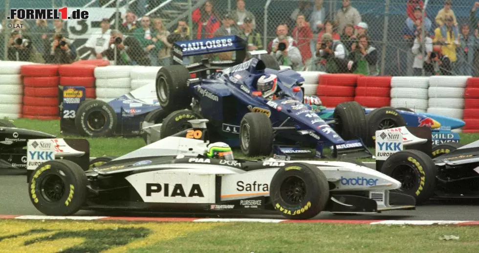 Foto zur News: Auch Alesi, Trulli, Panis und Herbert konnten teilweise in ihre Ersatzwägen steigen und weiterfahren, allerdings folgte beim zweiten Start der nächste Schockmoment ...
