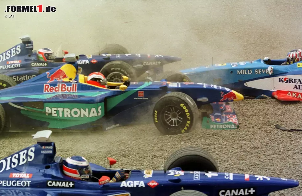 Bereits kurz nach dem Start landen Jarno Trulli (Prost), Olivier Panis (Prost), Jean Alesi (Sauber), Johnny Herbert (Sauber) und eben auch Wurz im Kiesbett der ersten Kurve. Was war geschehen? Foto zur News: Bereits kurz nach dem Start landen Jarno Trulli (Prost), Olivier Panis (Prost), Jean Alesi (Sauber), Johnny Herbert (Sauber) und eben auch Wurz im Kiesbett der ersten Kurve. Was war geschehen?