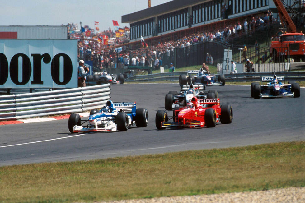 Foto zur News: 4. Damon Hill (Arrows) Ungarn 1997: Beinahe gelang Damon Hill im kleinen Arrows-Team in Ungarn ein Wunder. Der Weltmeister überholte Michael Schumacher und war auf dem Weg zum Sieg. In der letzten Runde versagte aber die Hydraulik, weshalb Jacques Villeneuve an ihm vorbeikam. Hill wurde nur Zweiter.