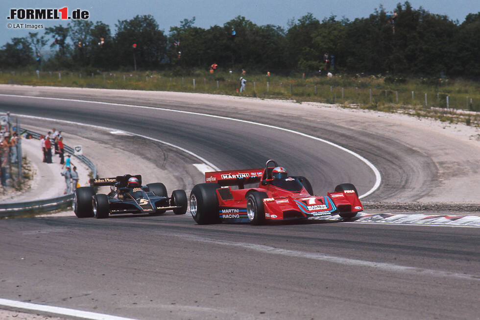 Foto zur News: 8. John Watson (Brabham) Frankreich 1977: Eigentlich hatte Watson seinen Konkurrenten Mario Andretti im Griff, bis zur letzten Runde: Aufgrund von Benzinmangels hatte der Motor von Alfa Romeo mit Fehlzündungen zu kämpfen. Andretti schlüpfte durch und holte sich den Sieg mit 1,5 Sekunden Vorsprung.