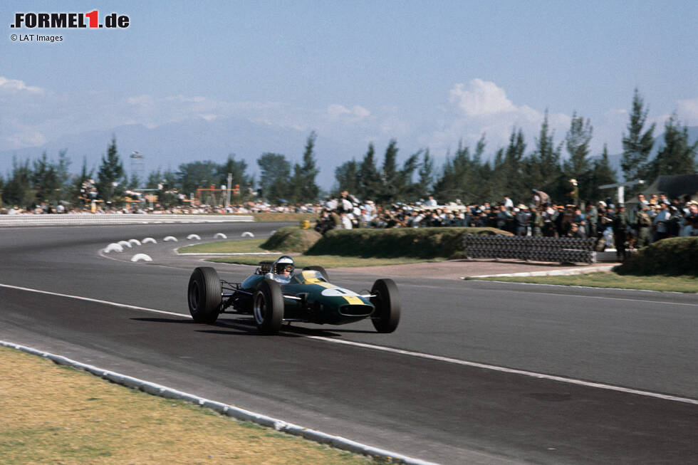 Foto zur News: 10. Jim Clark (Lotus) Mexiko 1964: In der letzten Runde machte eine defekte Ölleitung Jim Clark den Sieg zunichte. Mit seiner dominanten Leistung war er eigentlich auf dem Weg, seinen zweiten Formel-1-Titel zu holen. Er wurde letztendlich noch auf Platz fünf gewertet. Rennsieger war Gurney im Brabham und Weltmeister wurde Surtees.