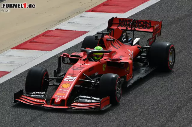 Schon kurz darauf ist Schumacher wieder auf der Strecke zu finden. Der Deutsche sammelt erste Erfahrungen. Foto zur News: Schon kurz darauf ist Schumacher wieder auf der Strecke zu finden. Der Deutsche sammelt erste Erfahrungen.