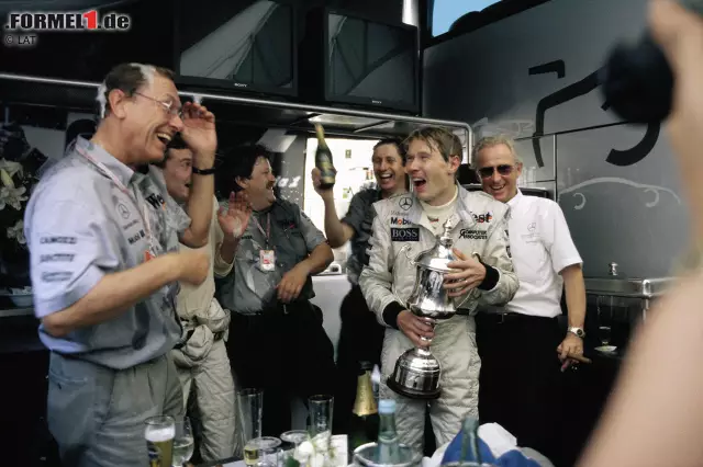 Foto zur News: Mercedes-Teamkollege Valtteri Bottas ist ebenso stolz, Teil des 1.000. Rennens zu sein. Er erinnert sich noch genau, wie er sich mit dem Formel-1-Fieber angesteckt hat: "Als Kind habe ich jedes einzelne Rennen gesehen, egal zu welcher Uhrzeit. Mein Highlight war Mikas [Häkkinen] erster Sieg 1997. Das war ein großes Highlight."
