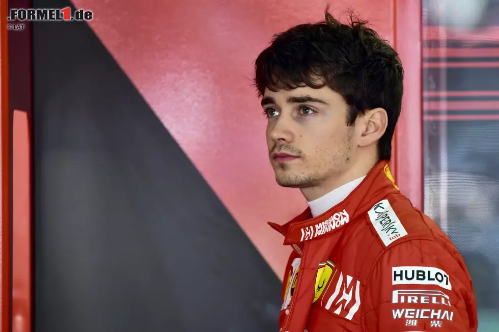 Genau so erging es auch Charles Leclerc. Die Ferrari-Hoffnung kann sich an sein erstes Rennen allerdings kaum noch erinnern. "Das ist ein Bild, an das ich mich ewig erinnern werde. Ich war vielleicht drei oder vier Jahre alt, habe in der Wohnung eines Freundes mit kleinen Autos gespielt und zugleich den Grand Prix geschaut." Foto zur News: Genau so erging es auch Charles Leclerc. Die Ferrari-Hoffnung kann sich an sein erstes Rennen allerdings kaum noch erinnern. "Das ist ein Bild, an das ich mich ewig erinnern werde. Ich war vielleicht drei oder vier Jahre alt, habe in der Wohnung eines Freundes mit kleinen Autos gespielt und zugleich den Grand Prix geschaut."