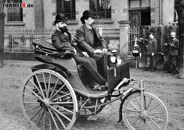 Der Patent-Motorwagen im Jahre 1887, eine Weiterentwicklung des ersten Motorwagens von 1886. Am Steuer Carl Benz, neben ihm sein kaufmännischer Mitarbeiter Josef Brecht. Der Patent-Motorwagen im Jahre 1887, eine Weiterentwicklung des ersten Motorwagens von 1886. Am Steuer Carl Benz, neben ihm sein kaufmännischer Mitarbeiter Josef Brecht.