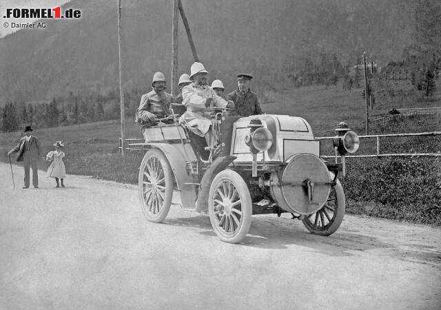 Foto zur News: Emil Jellinek am Steuer seines Daimler 16 PS "Phönix", aufgenommen 1899 am Semmering. Im August 1899 absolviert Jellinek das erste Semmering-Rennen, das als Club-Ausfahrt ausgeschrieben ist, als Schnellster in der Klasse der Wagen. Neben Jellinek sitzt sein Chauffeur und Mechaniker Hermann Braun.