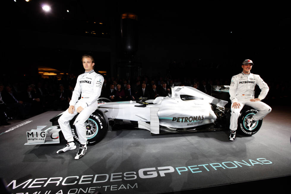 Foto zur News: 2010 kehren die Silberpfeile als Werksteam zurück. Für Aufsehen sorgt die Fahrerpaarung aus Nico Rosberg und Rekordweltmeister Michael Schumacher, der sein Comeback feiert.