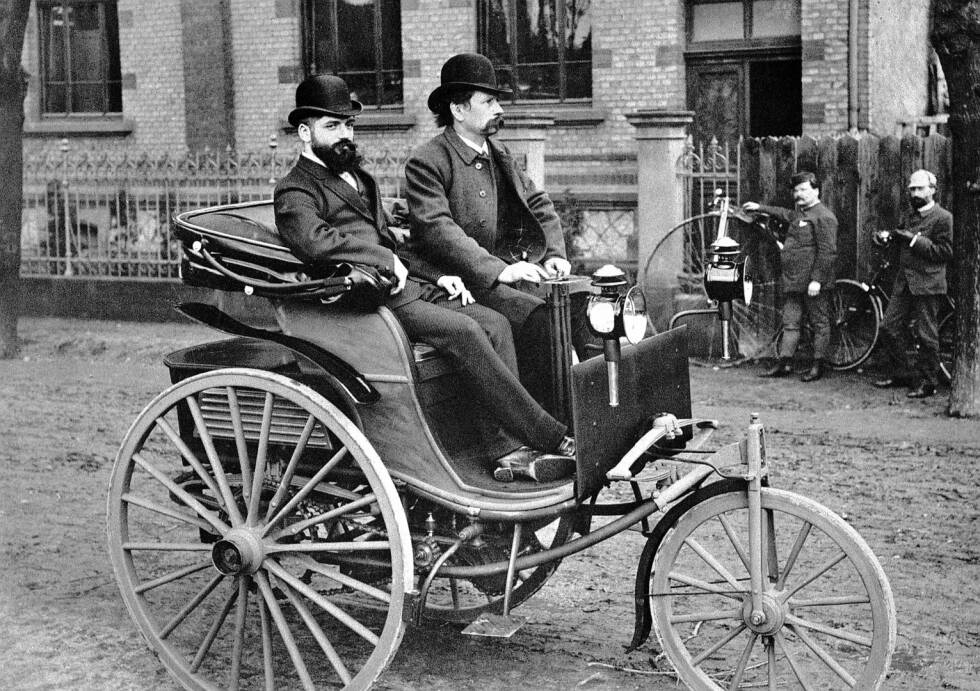 Foto zur News: Der Patent-Motorwagen im Jahre 1887, eine Weiterentwicklung des ersten Motorwagens von 1886. Am Steuer Carl Benz, neben ihm sein kaufmännischer Mitarbeiter Josef Brecht.