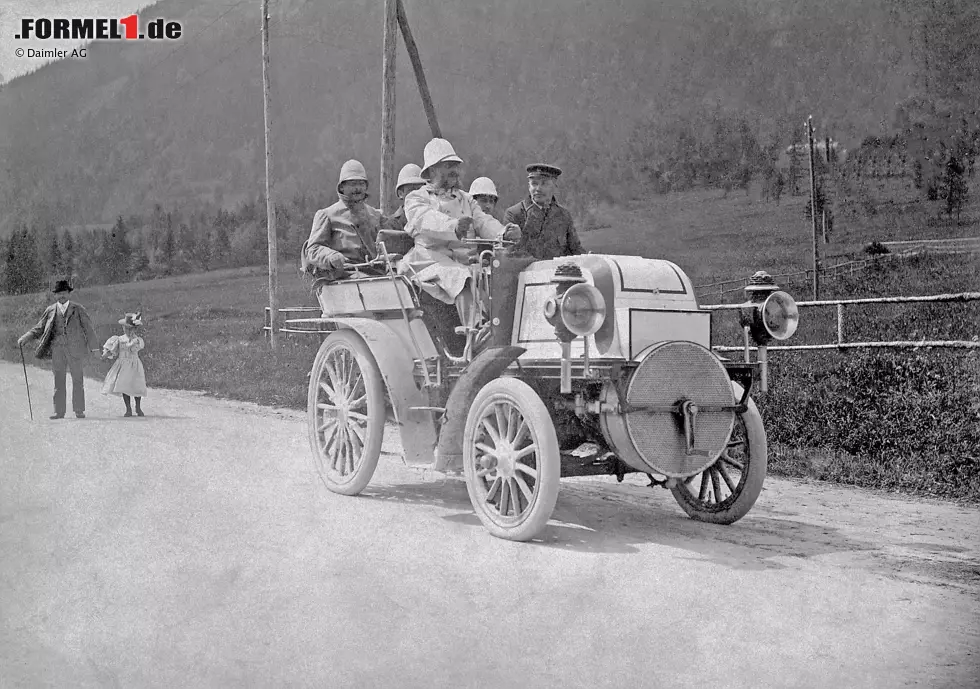 Foto zur News: Emil Jellinek am Steuer seines Daimler 16 PS &quot;Phönix&quot;, aufgenommen 1899 am Semmering. Im August 1899 absolviert Jellinek das erste Semmering-Rennen, das als Club-Ausfahrt ausgeschrieben ist, als Schnellster in der Klasse der Wagen. Neben Jellinek sitzt sein Chauffeur und Mechaniker Hermann Braun.