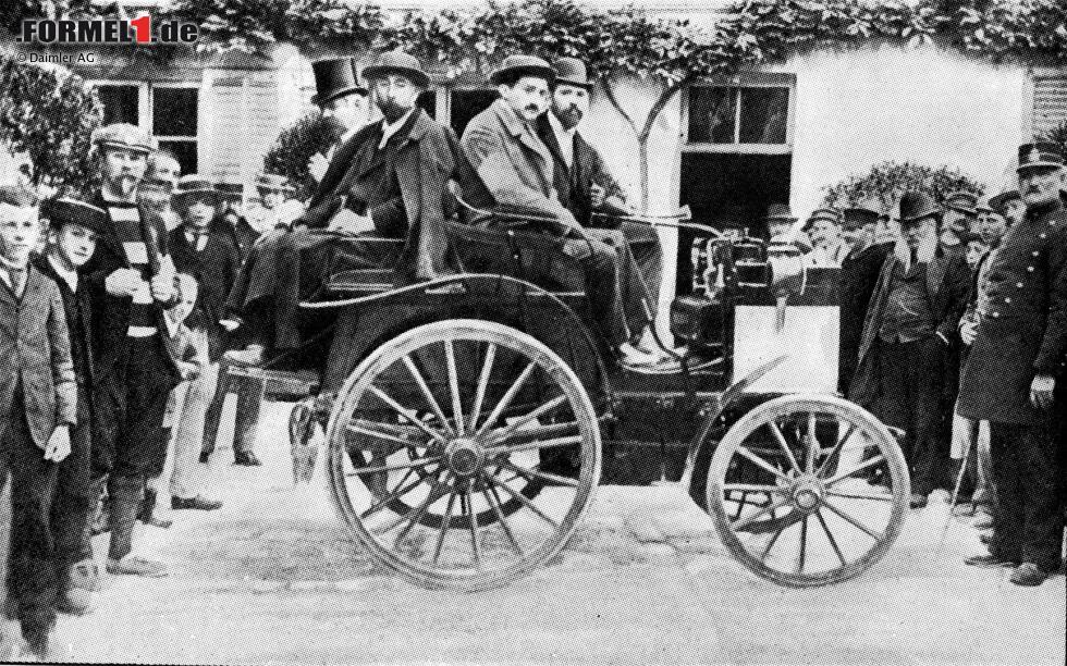 Erste Automobilwettfahrt von Paris nach Rouen am 22.07.1894. Dieser Wagen (Startnummer 13) von Panhard & Levassor mit 3,5 PS Daimlermotor erreichte den 4. Platz. Erste Automobilwettfahrt von Paris nach Rouen am 22.07.1894. Dieser Wagen (Startnummer 13) von Panhard & Levassor mit 3,5 PS Daimlermotor erreichte den 4. Platz.