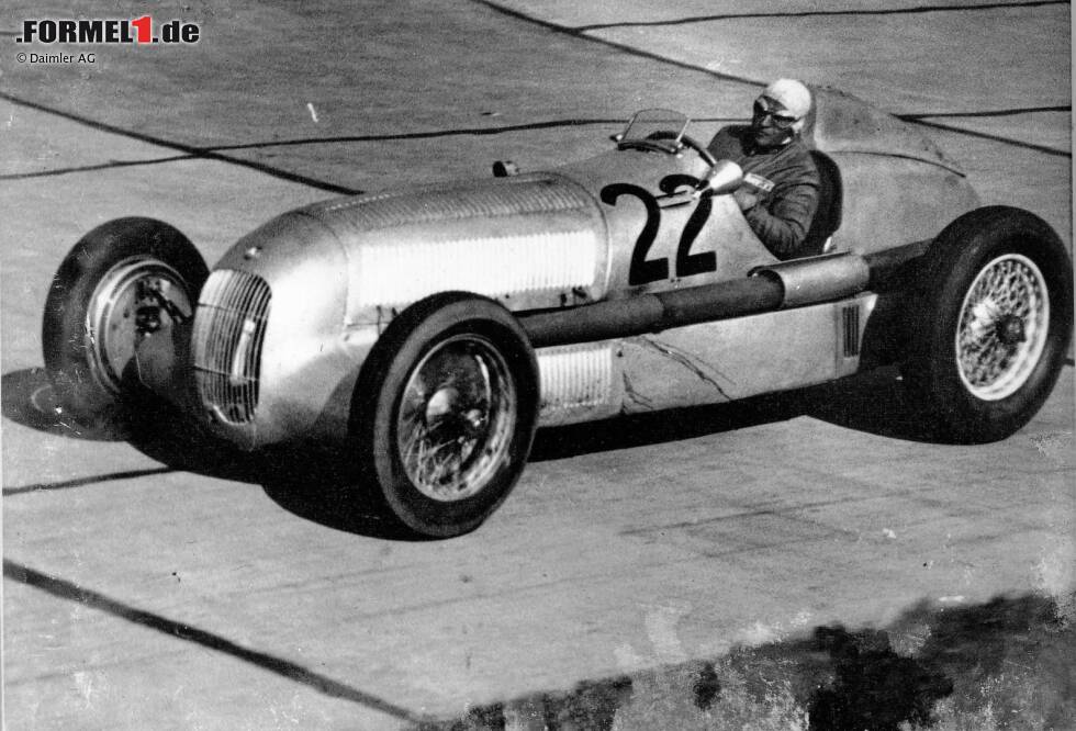 Foto zur News: Internationales Eifelrennen auf dem Nürburgring, 03.06.1934. Luigi Fagioli (Startnummer 22) auf Mercedes-Benz 750-kg-Formel-Rennwagen W 25. Das Eifelrennen 1934 war das erste Rennen, an dem der Mercedes-Benz W 25 teilnahm. Manfrd von Brauchitsch gewann das Rennen im neuen W 25.