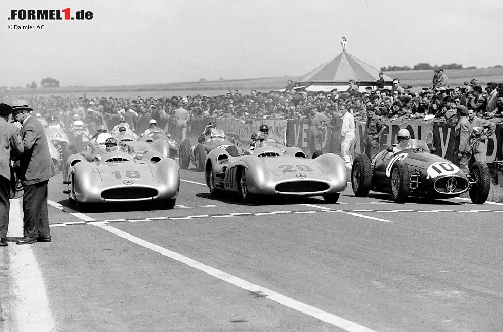 Foto zur News: Das erste Formel-1-Rennen mit Doppelsieg beim Großen Preis von Frankreich, Reims, 4. Juli 1954. Vor dem Start in der ersten Reihe: Der spätere Sieger Juan Manuel Fangio (Startnummer 18) und der Zweite Karl Kling (Startnummer 20), beide mit Mercedes-Benz Formel-1-Rennwagen W 196 R und Alberto Ascari (Startnummer 10) auf Maserati 250 F.