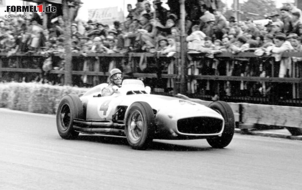 Foto zur News: Großer Preis der Schweiz, Bremgarten, 22. August 1954: Der spätere Sieger Juan Manuel Fangio (Startnummer 4) im Mercedes-Benz W 196 R Monoposto.