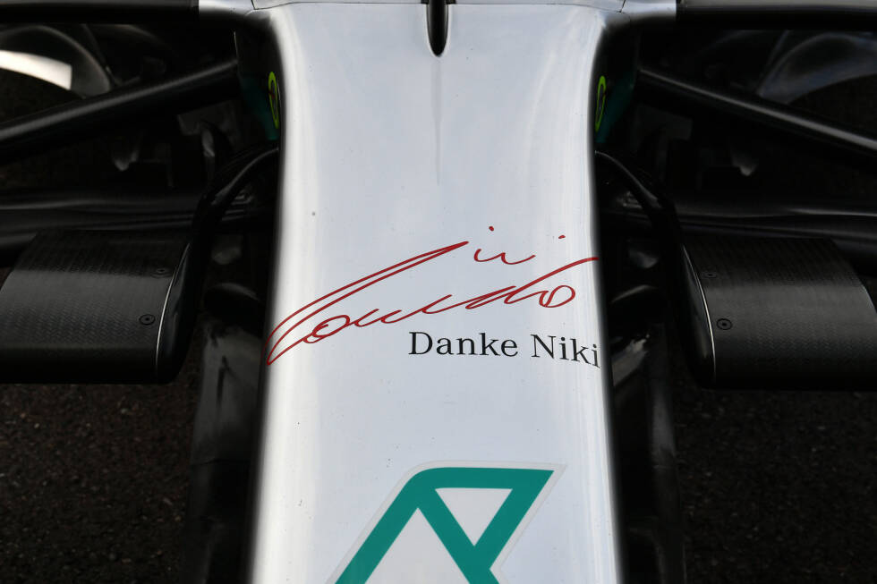 Foto zur News: Natürlich findet sich auch ein Gruß auf den Autos von Lewis Hamilton und Valtteri Bottas.
