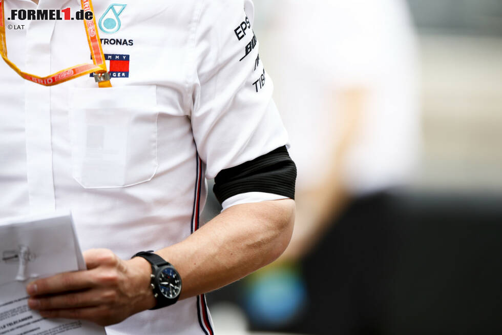 Foto zur News: Als Aufsichtsratsvorsitzender des Mercedes-Teams stand er vielen Teammitgliedern nahe, besonders Toto Wolff. Dieser bringt seine Anteilnahme in Monaco mit schwarzer Armbinde zum Ausdruck.
