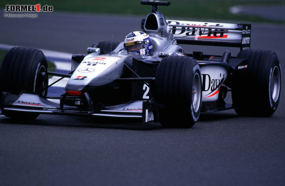 Foto zur News: &quot;West McLaren Mercedes&quot; versteckt den Titelsponsor unter anderem beim Großbritannien-Grand-Prix 2000 hinter den Vornamen ihrer Stammpilot Coulthard und Häkkinen