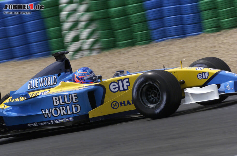 Foto zur News: Das &quot;Mild Seven Renault F1 Team&quot; warb in Magny Cours 2002 für eine &quot;Blaue Welt&quot; - Ein Schelm, wer Böses dabei denkt