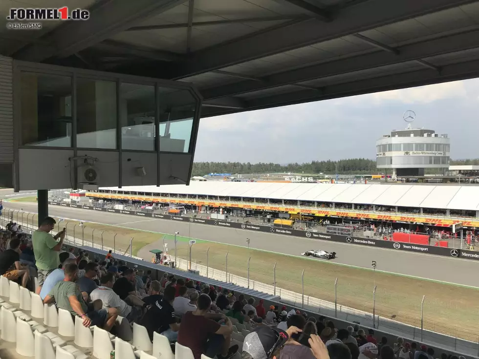 Hoch oben über der Haupttribüne in Hockenheim befindet sich der "Adlerhorst", die Kabine der Streckensprecher bei der Formel 1. Foto zur News: Hoch oben über der Haupttribüne in Hockenheim befindet sich der "Adlerhorst", die Kabine der Streckensprecher bei der Formel 1.
