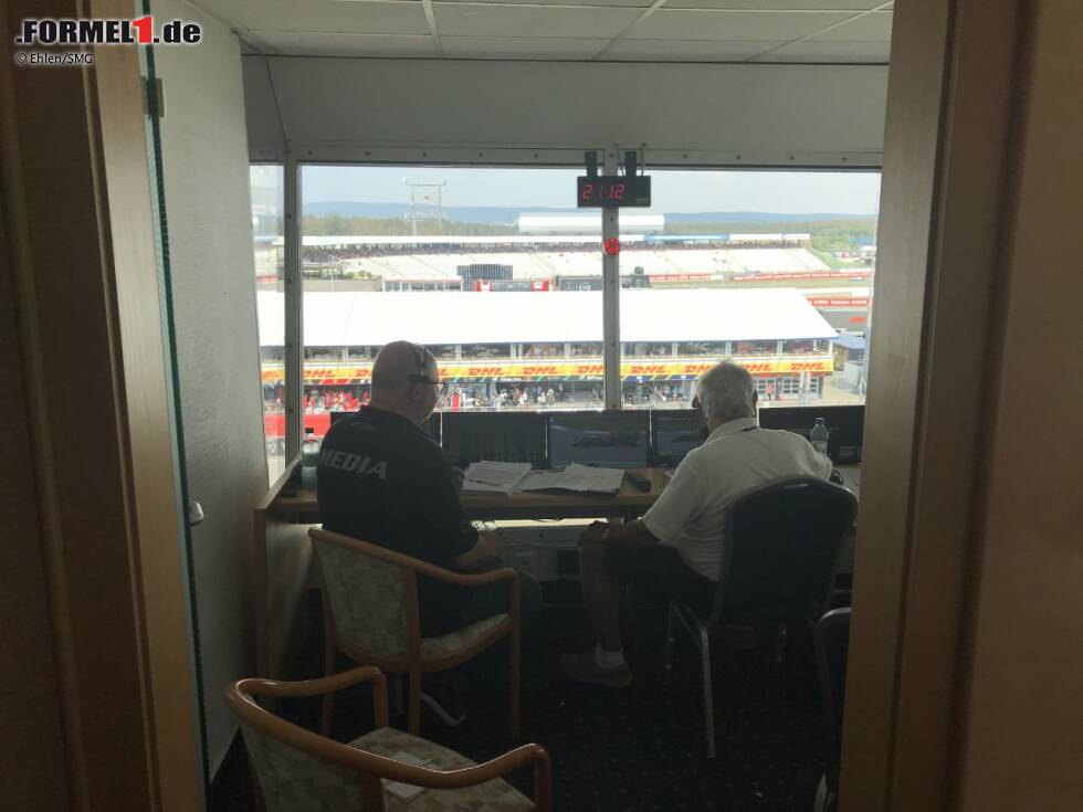 Foto zur News: Es ist ein kleiner Raum, den sich die beiden Motorsport-Experten Stefan Heinrich (links) und Bob Constanduros (rechts) teilen. Sie kommentieren auf Deutsch und Englisch, Constanduros sogar bei allen Rennen der Formel 1.