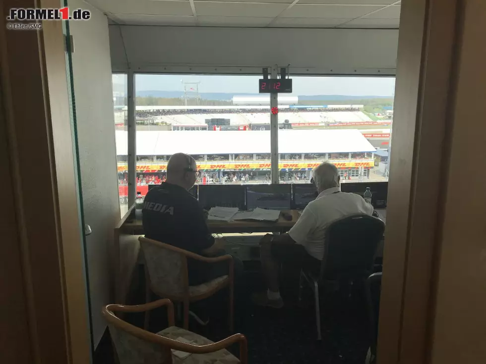 Es ist ein kleiner Raum, den sich die beiden Motorsport-Experten Stefan Heinrich (links) und Bob Constanduros (rechts) teilen. Sie kommentieren auf Deutsch und Englisch, Constanduros sogar bei allen Rennen der Formel 1. Foto zur News: Es ist ein kleiner Raum, den sich die beiden Motorsport-Experten Stefan Heinrich (links) und Bob Constanduros (rechts) teilen. Sie kommentieren auf Deutsch und Englisch, Constanduros sogar bei allen Rennen der Formel 1.