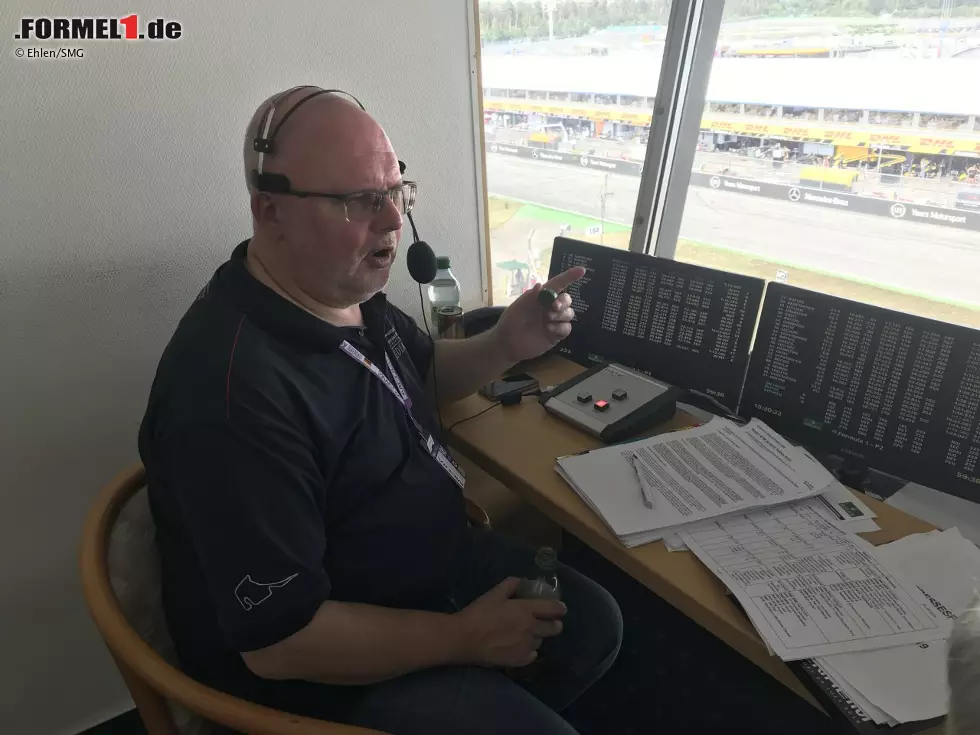 Traditionell führt Kommentatoren-Legende Stefan "The Voice" Heinrich beim Deutschland-Grand-Prix durch das Programm. Foto zur News: Traditionell führt Kommentatoren-Legende Stefan "The Voice" Heinrich beim Deutschland-Grand-Prix durch das Programm.