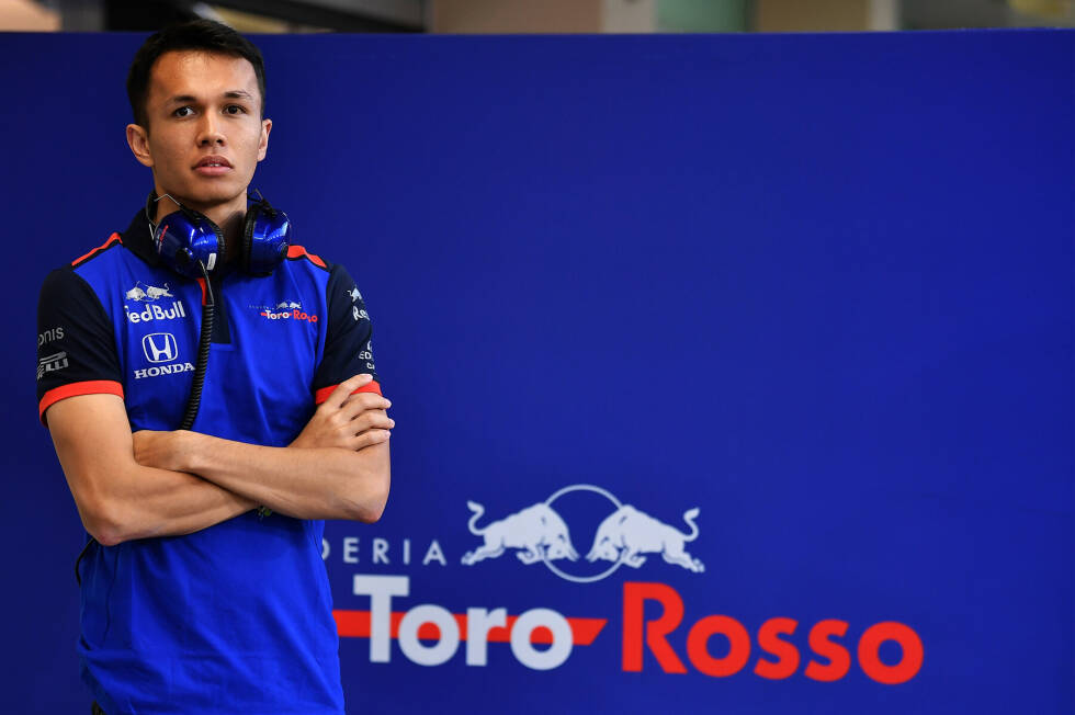 Foto zur News: 26. November 2018: Alles kommt anders. Rund zwei Monate später wird der Nissan-Vertrag aufgelöst, und Toro Rosso bestätigt Albon für die Formel-1-Saison 2019. Der Brite war früher bereits Teil des Red-Bull-Nachwuchsprogramms, flog Ende 2012 allerdings raus.