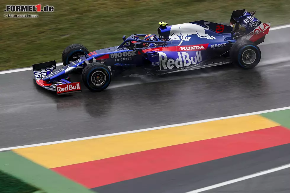 Foto zur News: 28. Juli 2019: Mit Platz sechs in Deutschland fährt Albon unter schwierigen Bedingungen sein bestes Formel-1-Ergebnis ein, während die Kritik an Gasly immer weiter wächst. Was Albon noch nicht weiß: Es soll sein vorletztes Rennen für Toro Rosso sein ...