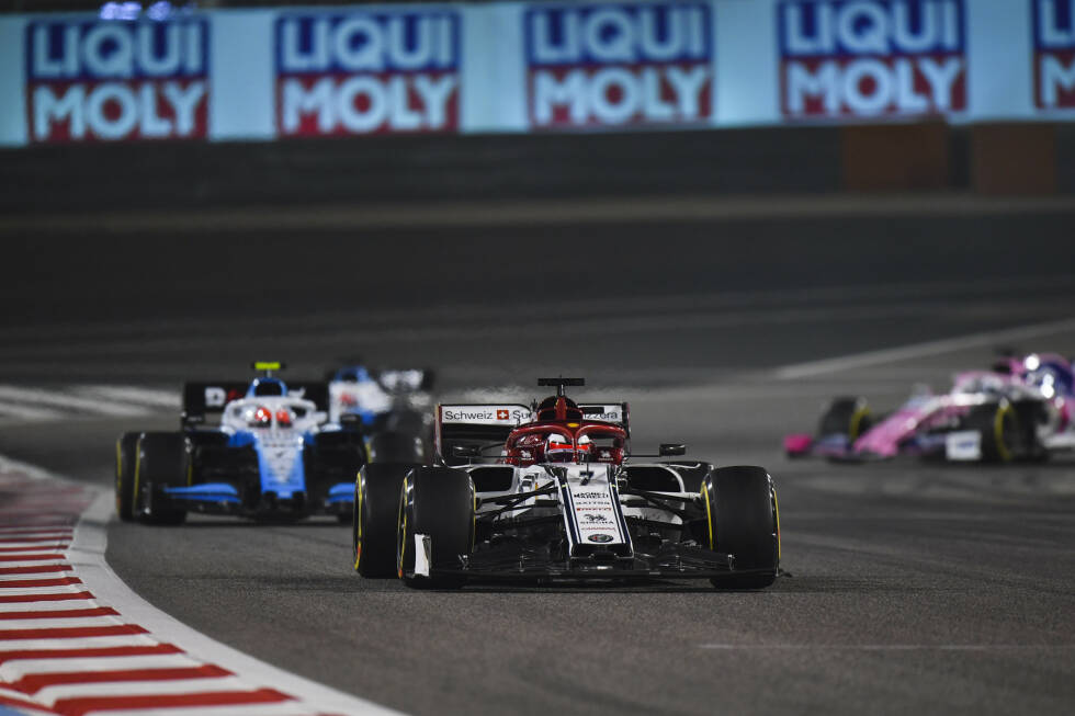 Foto zur News: Kimi Räikkönen (3): Der Alfa Romeo ist nicht die große Überraschung, mit der viele Experten nach den Wintertests gerechnet hatten. Räikkönen stellt aber seinen jungen Teamkollegen klar in den Schatten. Bahrain war ein astreines Rennen. Ob wer anderer aus diesem Auto mehr herausholen würde? Schwer zu sagen.