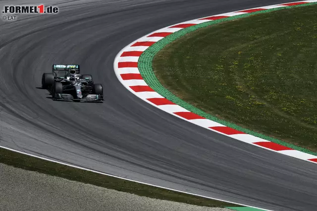 Foto zur News: Valtteri Bottas fliegt in der Pirelli-Kurve im Freitagstraining zum Großen Preis von Österreich 2019 heftig ab. Er ist leicht neben der Linie, das Heck bricht aus. Bottas versucht, den Drift zu stabilisieren, biegt dann aber mit dem Gegenpendler schlagartig nach rechts ab.