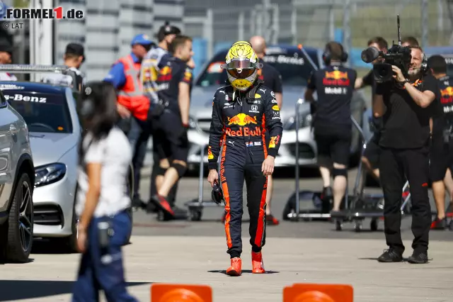 Verstappen selbst blieb unverletzt und musste den berühmten "Walk of Shame" an die Box auf sich nehmen. Wie Bottas machte auch der Niederländer den Wind für den Unfall verantwortlich. Foto zur News: Verstappen selbst blieb unverletzt und musste den berühmten "Walk of Shame" an die Box auf sich nehmen. Wie Bottas machte auch der Niederländer den Wind für den Unfall verantwortlich.