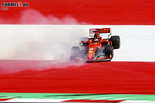 Nur wenige Minuten später hat auch Sebastian Vettel an derselben Stelle einen wilden Dreher... Foto zur News: Nur wenige Minuten später hat auch Sebastian Vettel an derselben Stelle einen wilden Dreher...