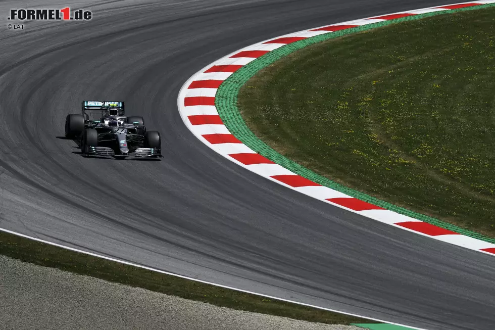 Foto zur News: Valtteri Bottas fliegt in der Pirelli-Kurve im Freitagstraining zum Großen Preis von Österreich 2019 heftig ab. Er ist leicht neben der Linie, das Heck bricht aus. Bottas versucht, den Drift zu stabilisieren, biegt dann aber mit dem Gegenpendler schlagartig nach rechts ab.