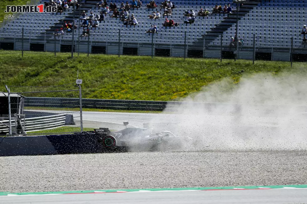 Foto zur News: Hier ist das Kind bereits in den Brunnen gefallen: Bottas rauscht volles Programm fast frontal in den Reifenstapel, sein Mercedes W10 wird herumgewirbelt.