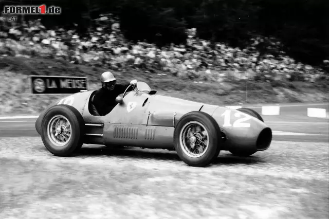 Foto zur News: Ferrari ist 1952 das erste Team, das fünf Doppelsiege in Serie in der Formel 1 feiern kann. Die Scuderia, die damals drei Autos einsetzt, triumphiert mit dem späteren Weltmeister Alberto Ascari und seinen Teamkollegen Giuseppe Farina und Piero Taruffi in Spa, Rouen, Silverstone, auf dem Nürburgring und in Zandvoort.