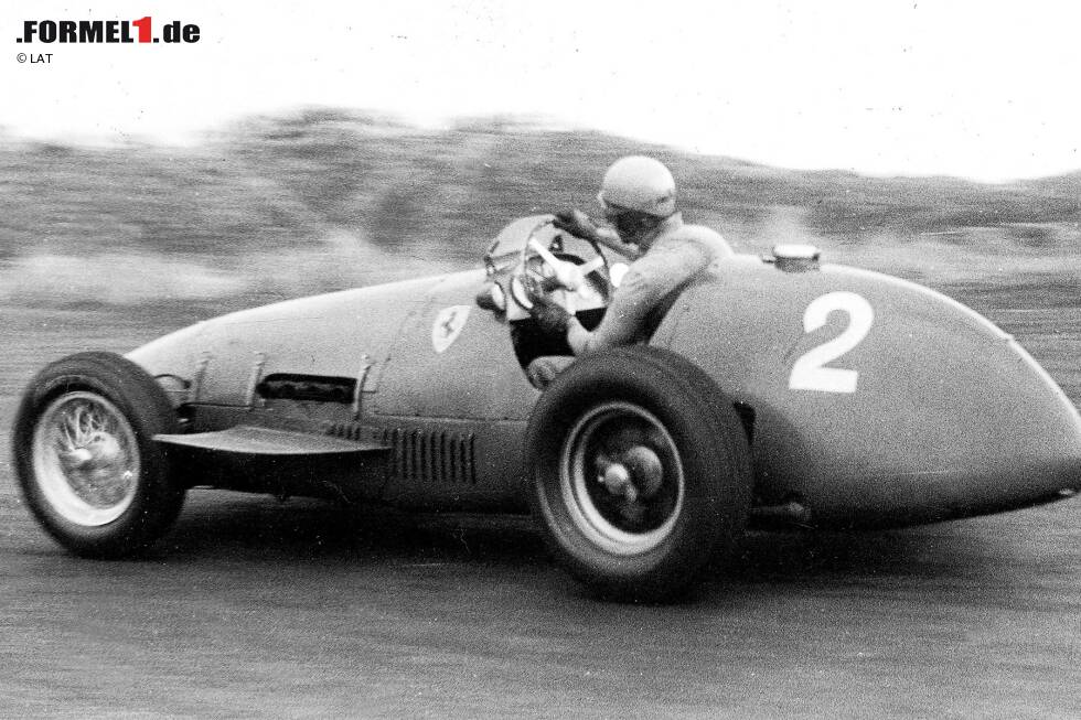 Ausgerechnet beim Heimspiel in Monza reißt die Serie - obwohl Ferrari sogar gleich fünf Autos einsetzt! Zwar gewinnt Ascari auch dort, doch obwohl seine Teamkollegen Luigi Villoresi und Farina von den Startplätzen zwei und drei ins Rennen gehen, schiebt sich Jose Froilan Gonzalez (Maserati) im Rennen noch an ihnen vorbei. Ausgerechnet beim Heimspiel in Monza reißt die Serie - obwohl Ferrari sogar gleich fünf Autos einsetzt! Zwar gewinnt Ascari auch dort, doch obwohl seine Teamkollegen Luigi Villoresi und Farina von den Startplätzen zwei und drei ins Rennen gehen, schiebt sich Jose Froilan Gonzalez (Maserati) im Rennen noch an ihnen vorbei.