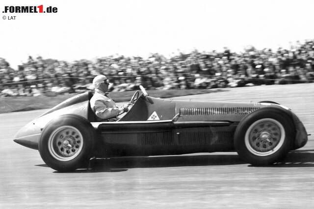 Foto zur News: Die erste Pole-Position der Geschichte geht allerdings nicht an Fangio, sondern an einen anderen Alfa-Piloten. Giuseppe Farina hat die Nase im Qualifying mit einer 1:50.8 vorne. Gemessen wird damals nur eine Stelle nach dem Komma.