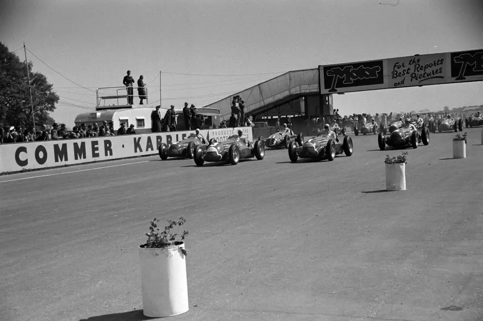 Foto zur News: Insgesamt 21 Piloten qualifizieren sich für das erste Formel-1-Rennen, darunter unter anderem neun Briten. Das Gastgeberland ist damit auch die Nation mit den meisten Startern.