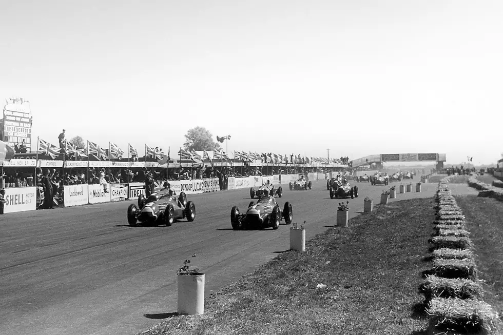 Foto zur News: Im Rennen dominieren die vier Alfa Romeos an der Spitze. Neben Fangio und Farina sind das auch Luigi Fagioli und Lokalmatador Reg Parnell.