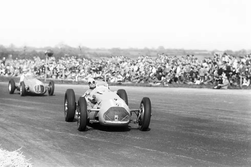 Foto zur News: ... dem Franzosen Yves Giraud-Cabantous (Talbot-Lago) auf Rang vier fehlen im Ziel bereits mehr als zwei Runden auf die Sieger.