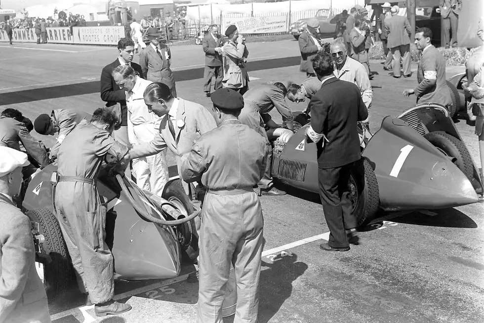 Foto zur News: Startschuss für die Formel 1: Die begehrte Startnummer 1 trägt beim ersten Rennen der WM-Geschichte in Silverstone Juan Manuel Fangio auf dem Auto. Er geht im Alfa Romeo 158 an den Start, das zum erfolgreichsten Auto der ersten Formel-1-Saison werden soll.