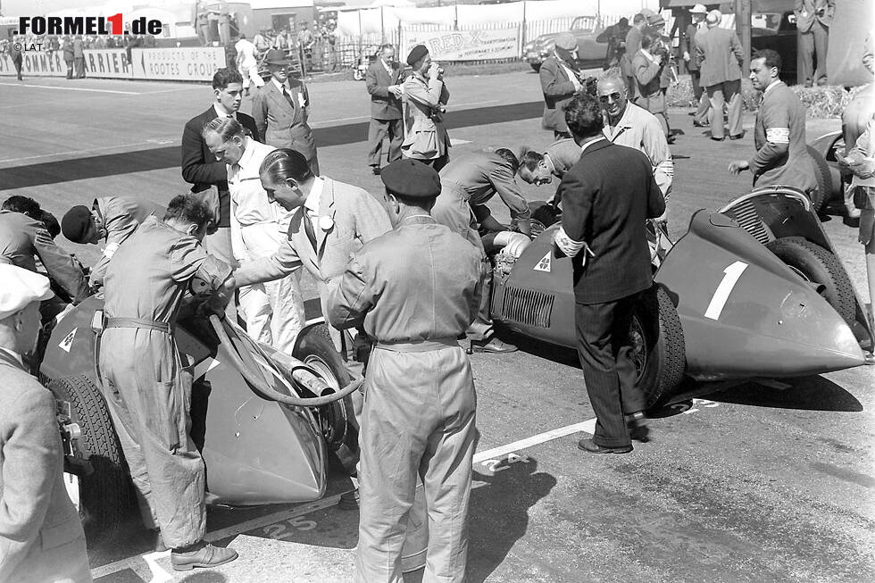 Foto zur News: Startschuss für die Formel 1: Die begehrte Startnummer 1 trägt beim ersten Rennen der WM-Geschichte in Silverstone Juan Manuel Fangio auf dem Auto. Er geht im Alfa Romeo 158 an den Start, das zum erfolgreichsten Auto der ersten Formel-1-Saison werden soll.