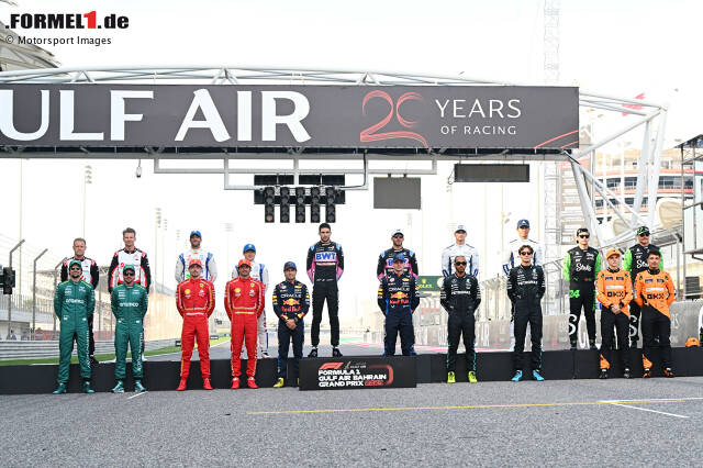 Foto zur News: Sachir, 2. März 2024: Die Formel-1-Fahrer zu Saisonbeginn in Bahrain. Das wirklich Besondere an diesem Bild ist: Es sind die gleichen 20 Fahrer, die 2023 die Saison beendet haben. Es gab keinen einzigen Fahrerwechsel.