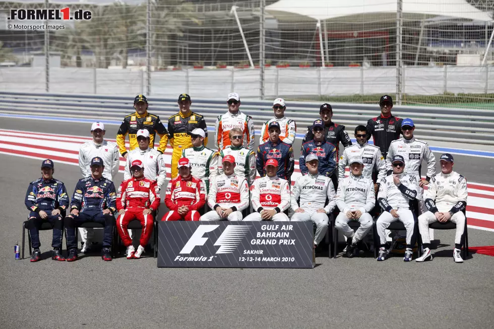 Foto zur News: Sachir, 14. März 2010: Michael Schumacher ist wieder da! Und mit ihm sind fünf weitere Deutsche auf dem Fahrerfoto zu sehen: Timo Glock, Nico Hülkenberg, Nico Rosberg, Adrian Sutil und Sebastian Vettel. Später im Jahr kommt auch noch Nick Heidfeld dazu - deutscher Höchststand in der Formel 1!